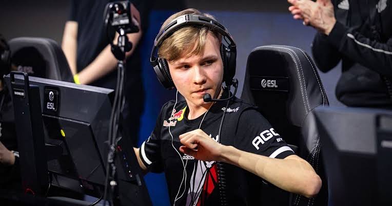 ⚜️ M0nesy Blast turnuvasında büyük rol oynayıp takımı olan G2’ya kupayı getirmesinin ardından İlişki hayatında krizler yaşadığı iddia ediliyor. ⚜️ Esports.ru ‘nun haberine göre m0NESY Sevgilisi Adelina “turboxgirl” Turbo ile bağlarını koparmış olabilir.